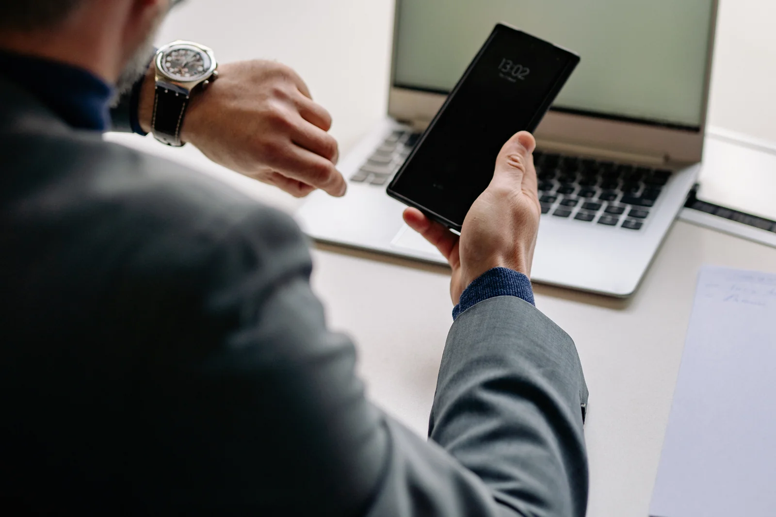 Best Time to Post on LinkedIn in 2026 (By Day & Industry)